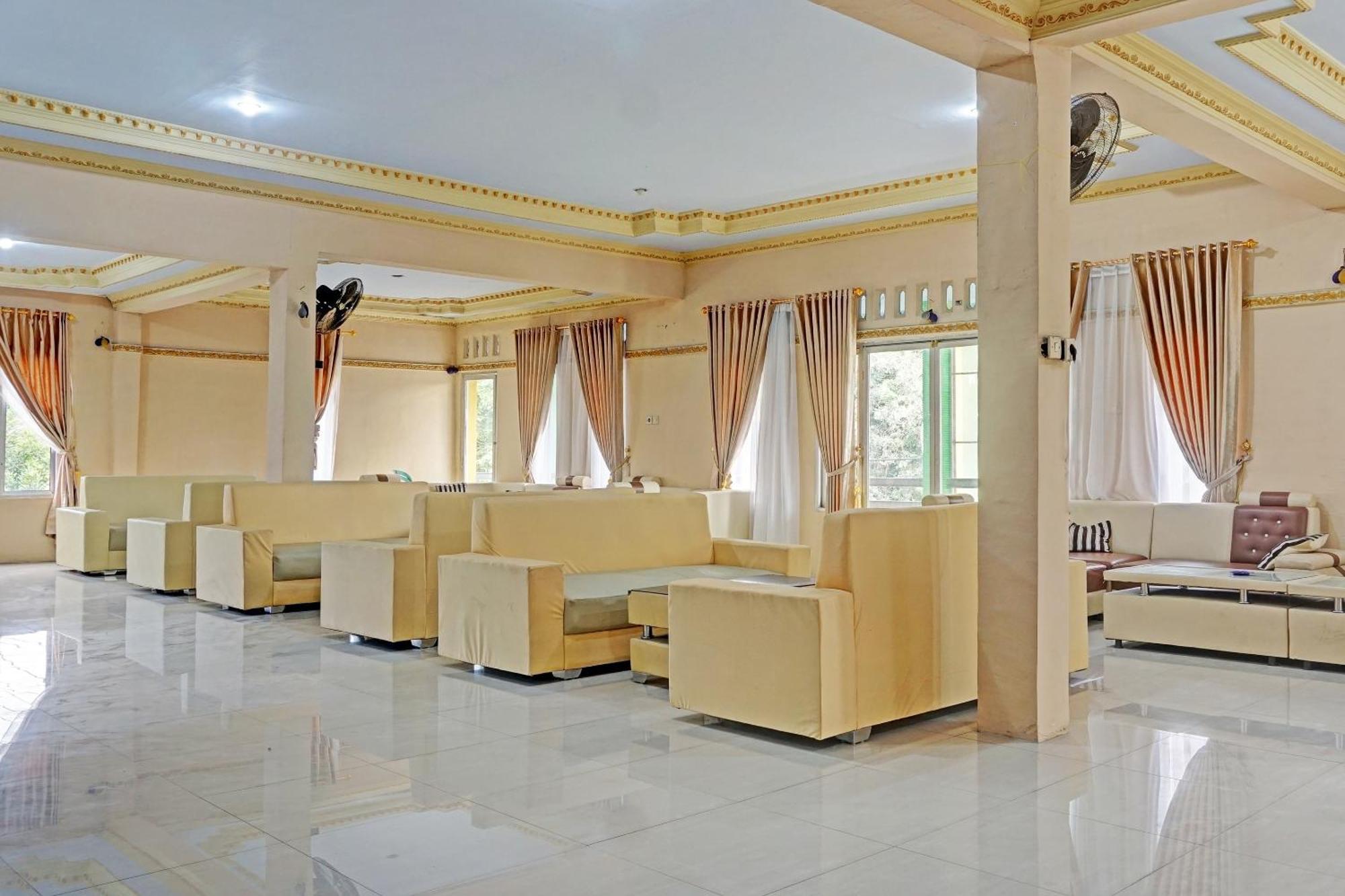 Oyo 91825 Ayu Lestari Homestay Nganjuk Экстерьер фото